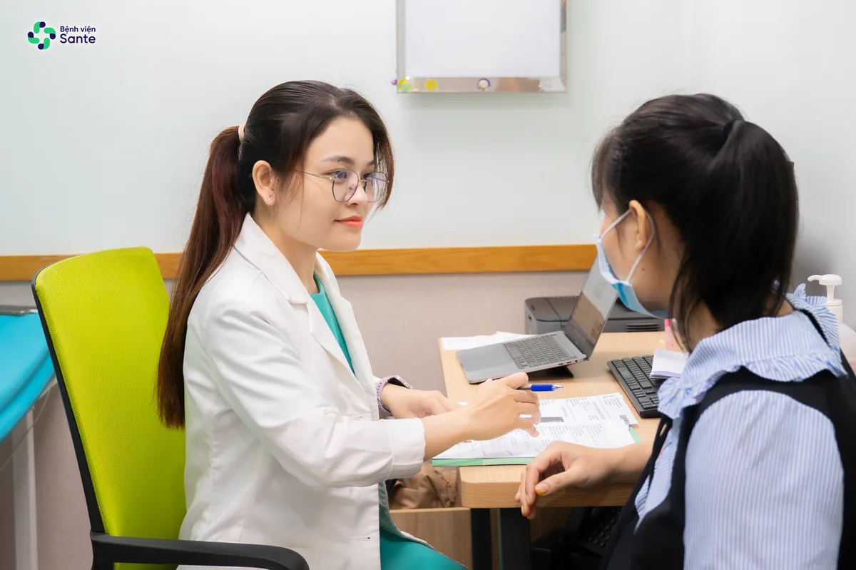 SANTE Hospital physicians discussing medical history and consulting with patients