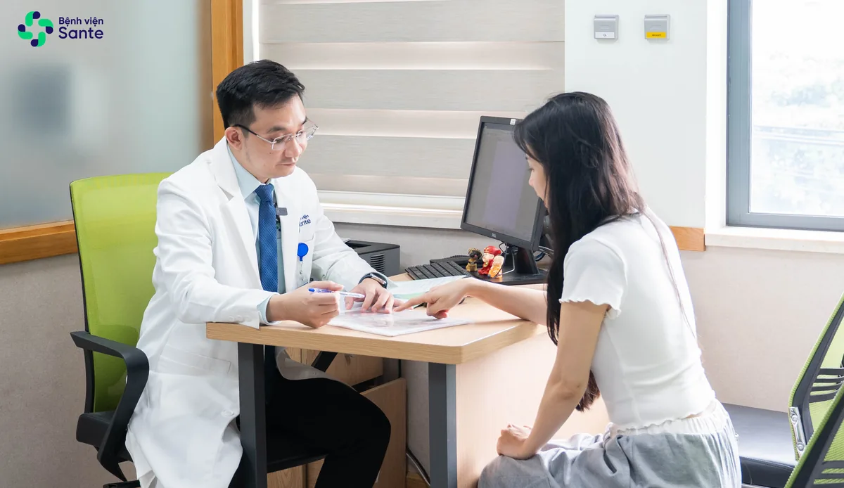 Bác sĩ Bệnh viện Sante thăm khám lâm sàng và tư vấn chỉ định nội soi cho bệnh nhân