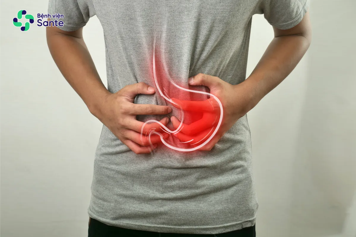 Cơn đau âm ỉ hoặc nóng rát vùng thượng vị do tổn thương viêm loét dạ dày