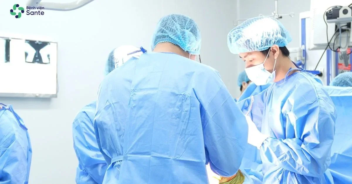 Phòng mổ vô trùng áp lực dương chuẩn ISO 6 kiểm soát nhiễm khuẩn sau thay khớp gối tại Bệnh viện Sante