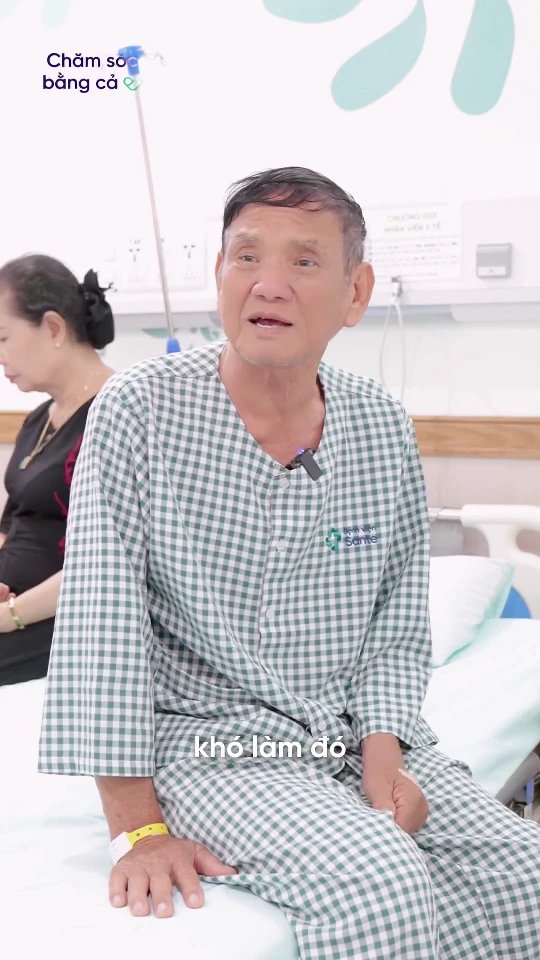 Bệnh nhân 74 tuổi tập đi lại sau 24 giờ phẫu thuật thay khớp gối cùng TS.BS Tăng Hà Nam Anh tại Bệnh Viện Sante